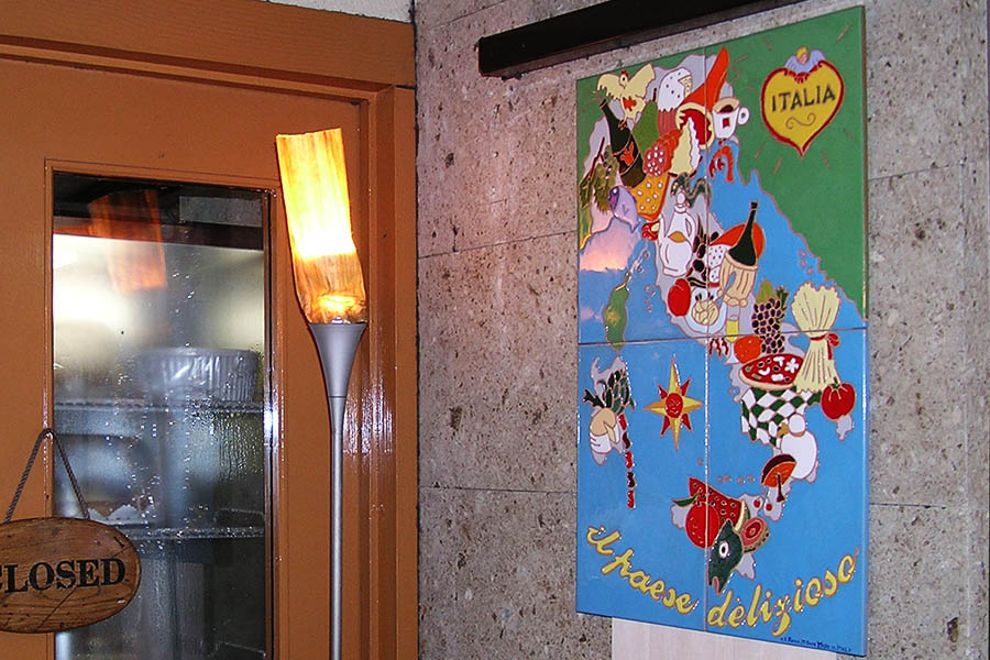 イタリアンレストランの入り口装飾はイタリアの食地図のデザイン 表札 看板ならドディチタイル 色鮮やかなイタリアンタイルのお店