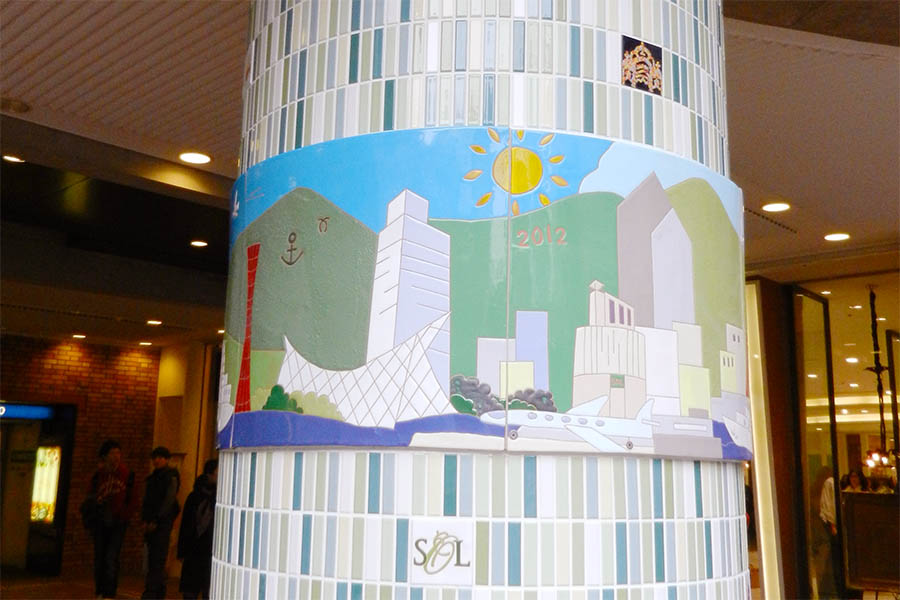 神戸国際会館の丸柱の装飾タイル
